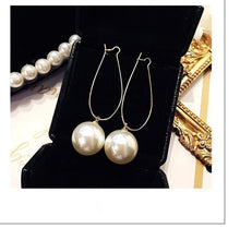 Load image into Gallery viewer, Pearl of love earrings
