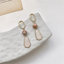 Load image into Gallery viewer, Shell earrings
