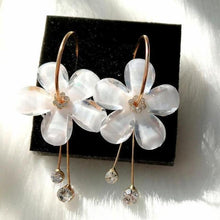 Load image into Gallery viewer, White flower earrings
